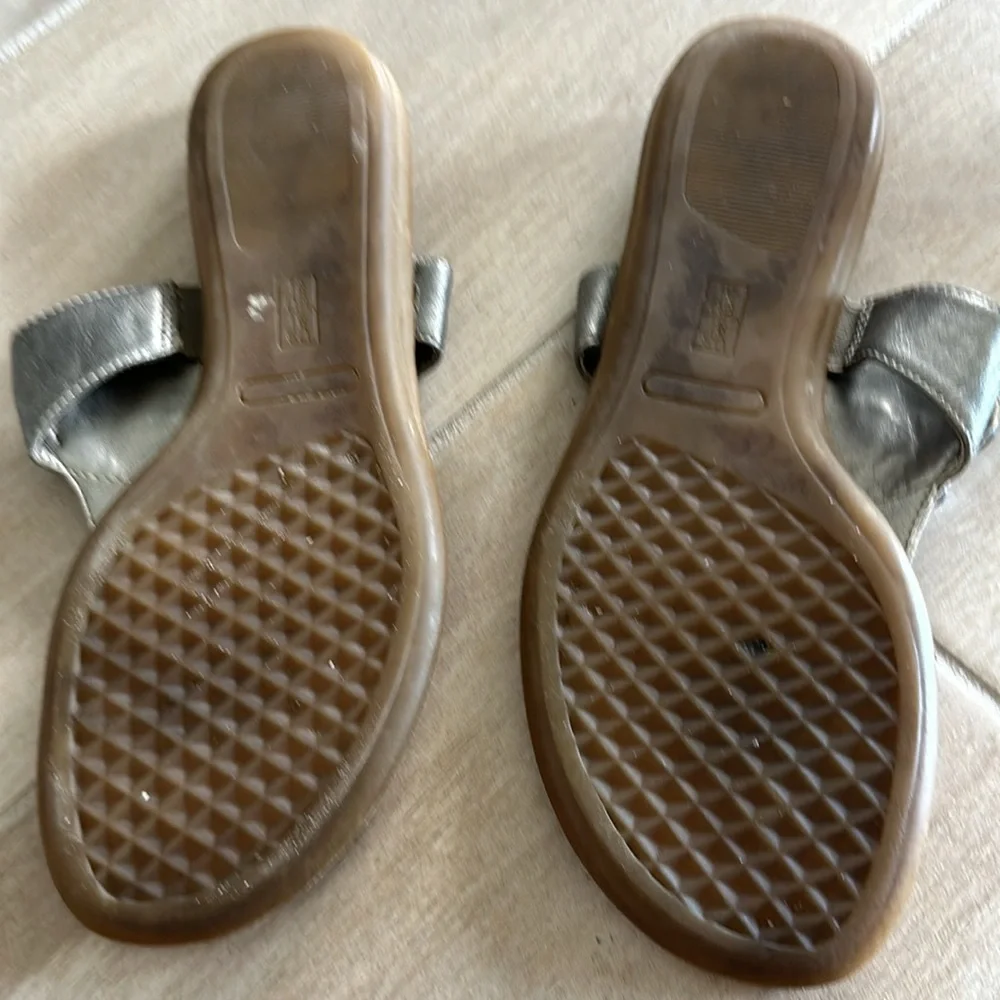 Aerosoles gray and silver bling flip flop sandals